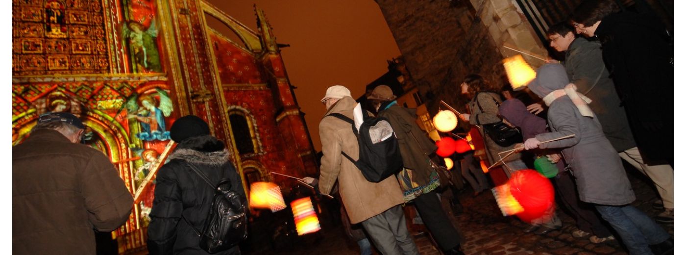 Visite aux flambeaux pendant la Nuit des Chimères