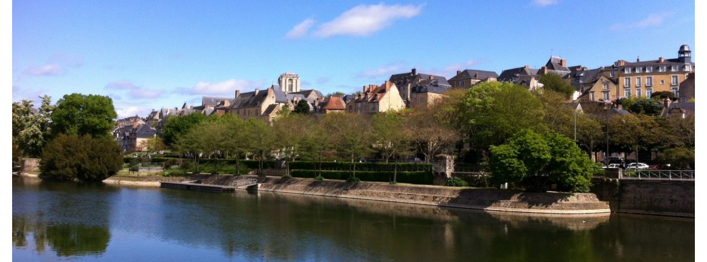 Vue sur le Mans et le Jardin des Tanneries bordant la rivière de la Sarthe, au Mans